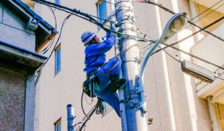 電気工事業は、主に建物や電車に電気を送るための設備工事
